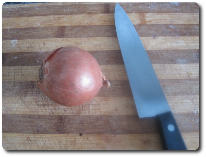 Mientras tanto vamos con el relleno. Tomamos una cebolla.