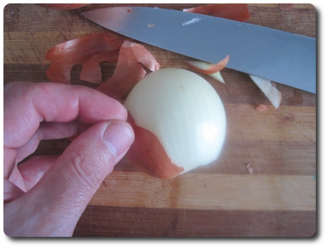 La “descamisamos”, procurando sacar la menor capa posible, pues es en las capas externas donde la cebolla concentra la mayor parte de las vitaminas.