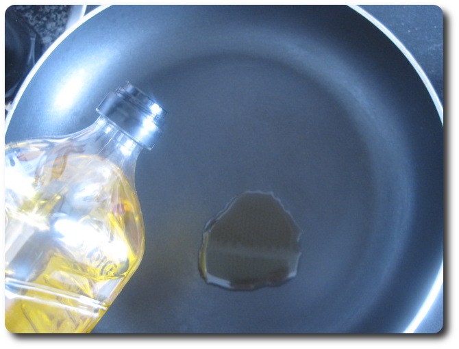 Calentamos en una sartén amplia a fuego medio, 2 cucharadas de aceite de oliva virgen extra.