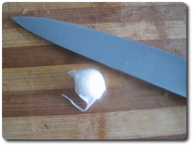 Vamos a picar un ajo, mientras tanto.