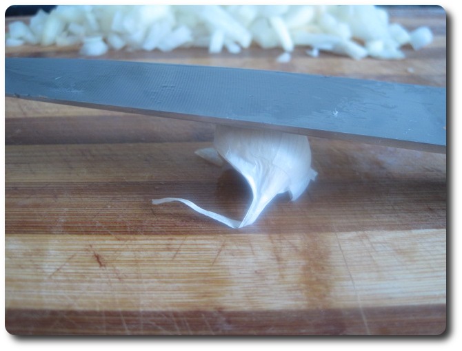 Para pelarlo le damos un golpe con el lateral del cuchillo.