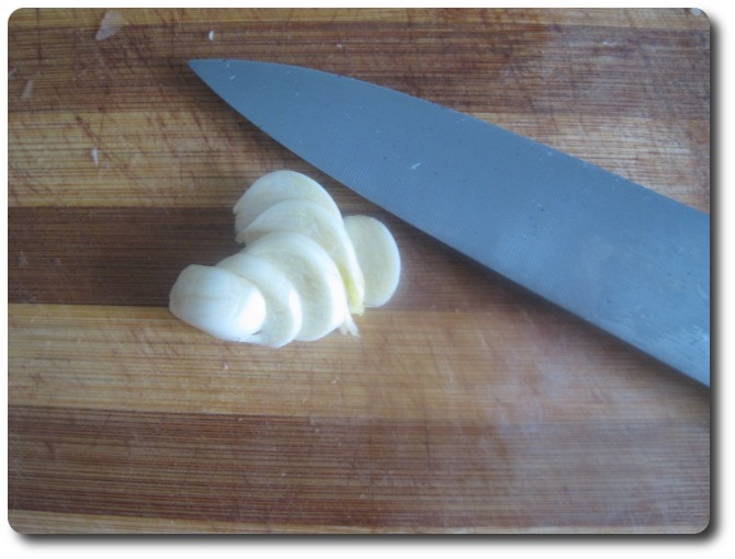 Primero lo laminamos y luego le damos otros cortes transversales.