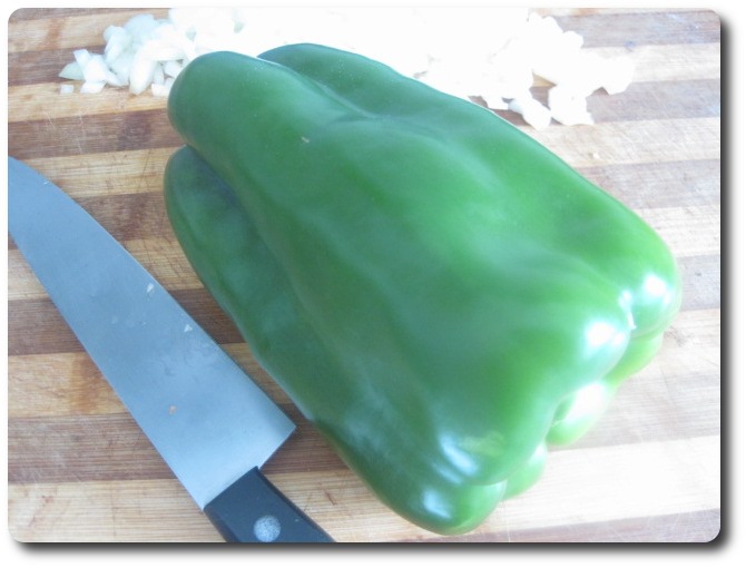 Vamos a trocear un pimiento verde.