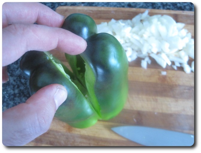 Lo cortamos por la mitad, de arriba a abajo.