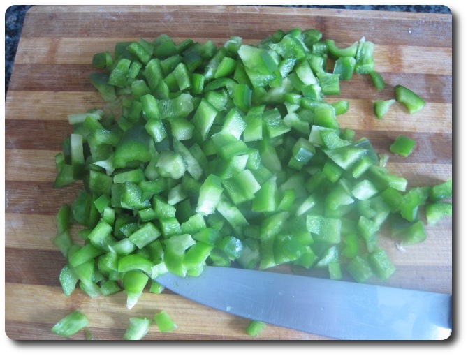 Y luego transversalmente. Nos quedará el pimiento verde picado.