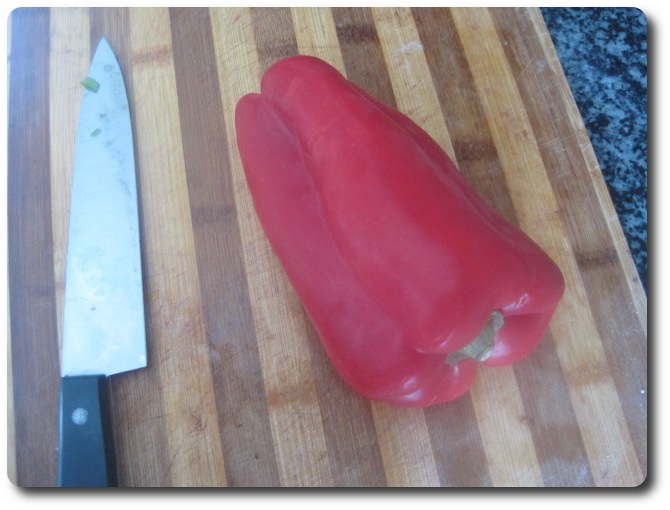 Hacemos lo mismo con un pimiento rojo, aunque, en este caso, solo empleamos la mitad.