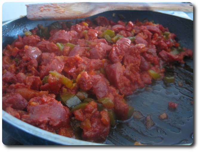 Subimos el fuego y lo tendremos unos minutos así. No es necesario que el chorizo se haga mucho, aunque, nuevamente, eso es al gusto de cada uno. Cuando veamos que el chorizo ya soltó grasa, inclinamos la sartén sobre un lateral para que se vaya el exceso de grasa. Ya fuera del fuego dejamos enfriar.
