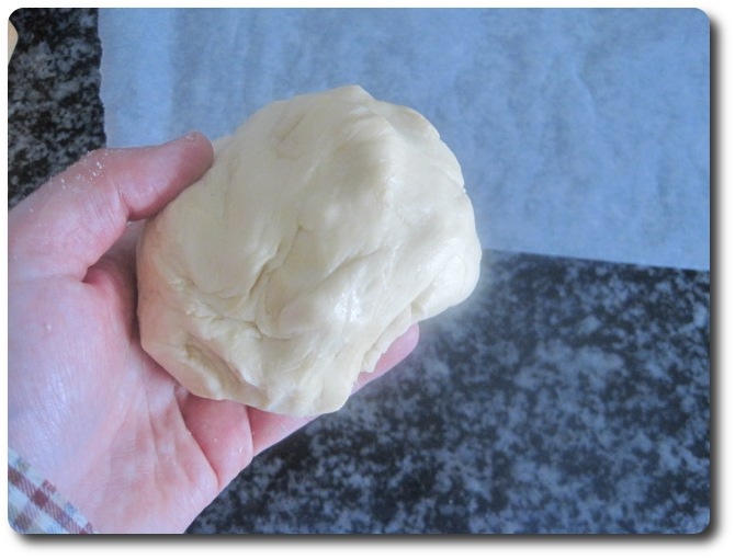 Cogemos un trozo de masa de unos 350 gr. y lo vamos a extender sobre el papel en la mesa de trabajo.