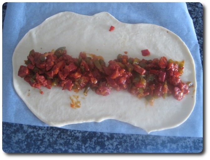 Colocamos dentro una capa de chorizo, sin que llegue hasta el borde mismo, pues ahí hay que sellar la empanada.