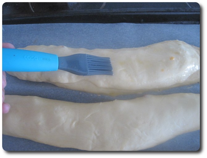 Las pintamos con huevo batido. Las metemos al horno, por espacio de media hora/ 40 minutos. Más o menos hasta que se dore la superficie.