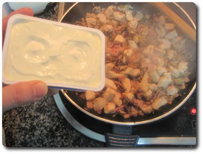 Incorporamos la tarrina de queso para untar.