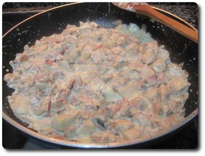 Vamos removiendo todo hasta que se mezclen bien todos los ingredientes por un par de minutos. Reservamos aparte, apagando el fuego.