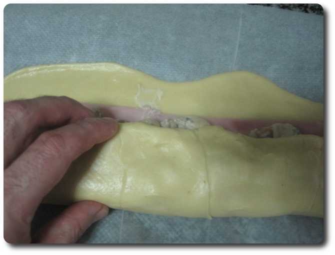 Vamos a doblar la masa. Para ello levantamos con cuidado un lateral y lo llevamos sobre el otro lado.