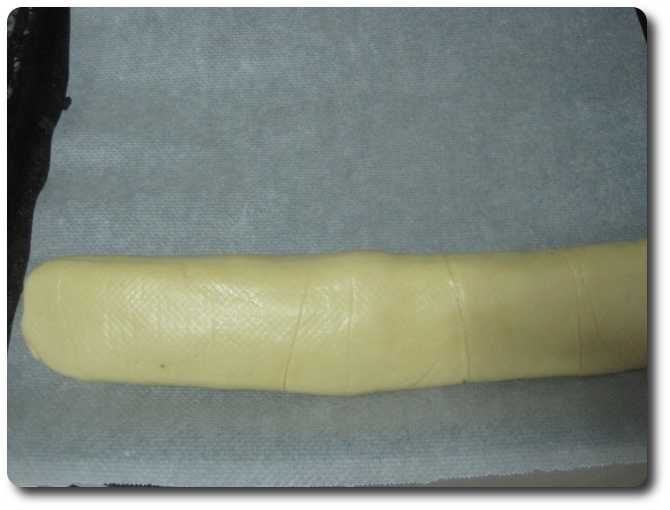 Y ya nos queda cuidadosamente colocada, procurando que no pierda la forma. Haremos lo mismo con el resto. En mi caso, cada placa de horno me lleva tres empanadas de estas.