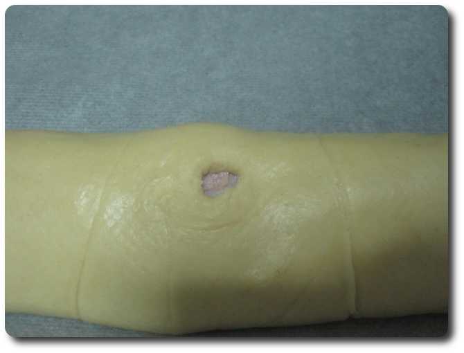  Le haremos un pequeño agujero en la superficie, para que respire un poco al hornear.