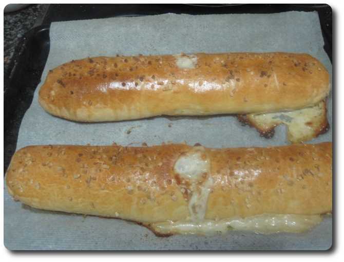 Este es el aspecto que sacan pasada una hora de horno. Ese queso fundido que sobresale por el agujero y zonas donde no quedara perfectamente sellada, sabe a gloria ;-)