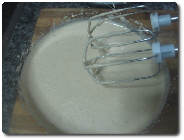 recetasbellas-pastel-cocacola-03feb2015-05 Finalmente nos quedará todo bien integrado con un bonito color crema, por el azúcar moreno.