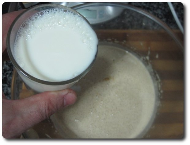 Echamos también un vaso, unos 200 ml., de leche.