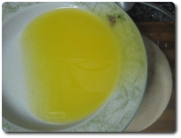 Una vez líquida la mantequilla la incorporamos al resto de ingredientes.