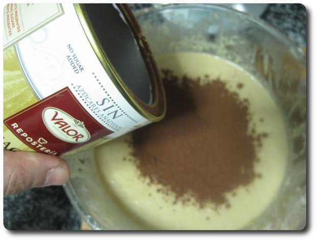 El cacao en polvo es opcional e, incluso, la cantidad que echamos de él. Yo aquí echo unos 10 gr. de cacao en polvo puro, sin azúcar. Si echamos más, nos tendrá el pastel un aspecto final más oscuro y un sabor más fuerte a chocolate. A mí me gusta así, con un color final no tan marcado y un suave aroma y sabor a chocolate.