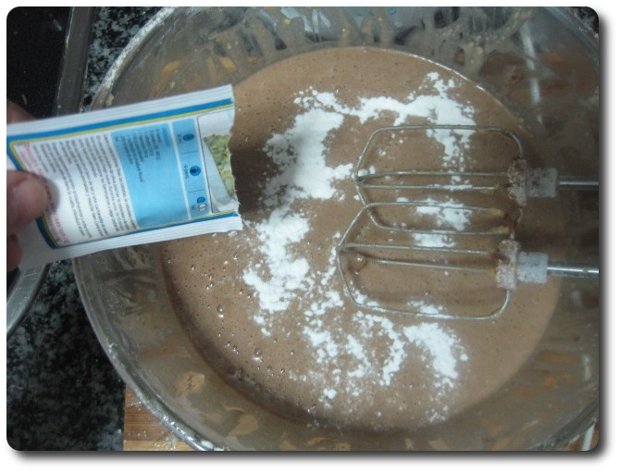 Finalmente echamos un sobre de levadura química, o unos 15-16 gr., y batimos todo bien.