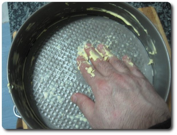 Con el horno precalentado a 180º C si tiene ventilador y 200º C si no lo tiene, vamos engrasando un molde, en mi caso un molde redondo desmontable de 24 cm. con un poco de mantequilla.