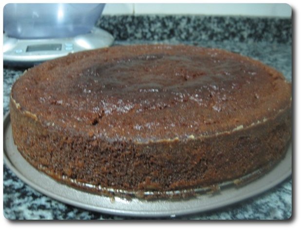 Y así queda nuestro pastel tras una hora de horno a 200º C (el mío no tiene ventilación).